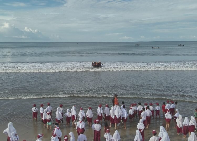 Pencarian seorang anak yang hilang setelah terseret ombak di Pantai Sikilang, Nagari Sikilang, Kecamatan Sungai Aua, Kabupaten Pasaman Barat, Sumatera Barat pada Senin (24/2).