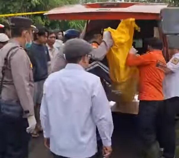 Evakuasi penemuan mayat dalam karung di Tanah Datar, Rabu (19/2).