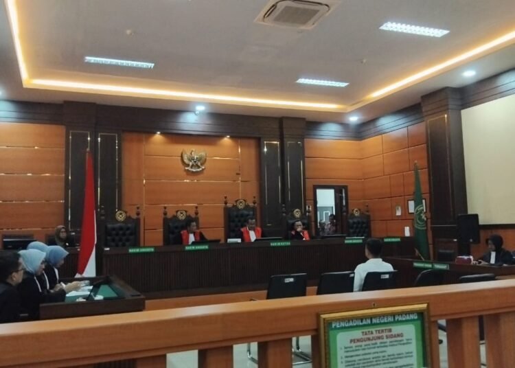 Suasana sidang salah satu terdakwa kasus korupsi pengadaan alat peraga Dinas Pendidikan Sumatera Barat di Pengadilan Negeri Kelas I A Padang, Kamis (13/2). (Foto: Sumbarkita/Habil)