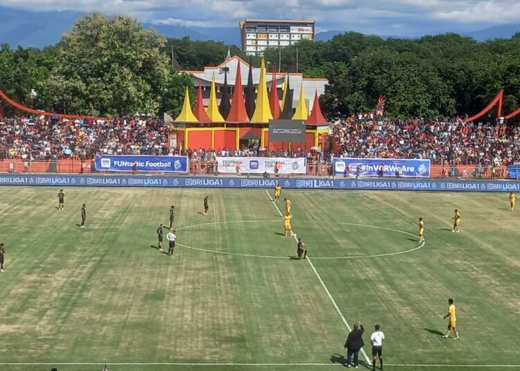 Suasana pertandingan Semen Padang FC vs Malut United di GOR Agus Salim Padang, Minggu (2/2). Foto: Habil Ramanda