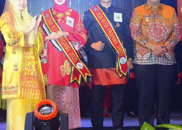 Pj Wali Kota Padang, Andree Algamar dan Ny. Vanny Andree Algamar bersama Uni dan Uda Duta Wisata Kota Padang 2025 Shintia dan Aidil.