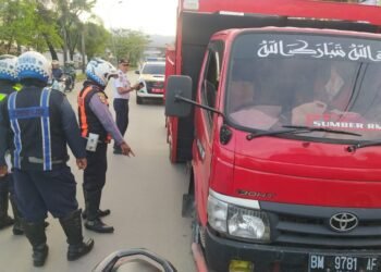 Truk Parkir Sembarangan di Kota Padang Ditertibkan Petugas