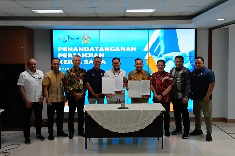 Foto bersama usai Penandatanganan Perjanjian Kerjasama antara PT Bank Nagari dengan PT Kabau Sirah Semen Padang di Kantor Bank Nagari, Kamis (6/2).