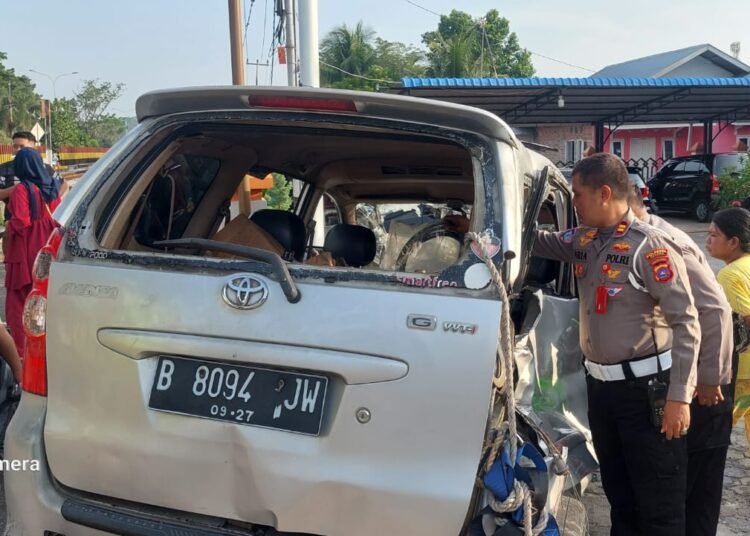 Minibus ringsek ditabrak kereta api di Padang, Senin (10/2) sore