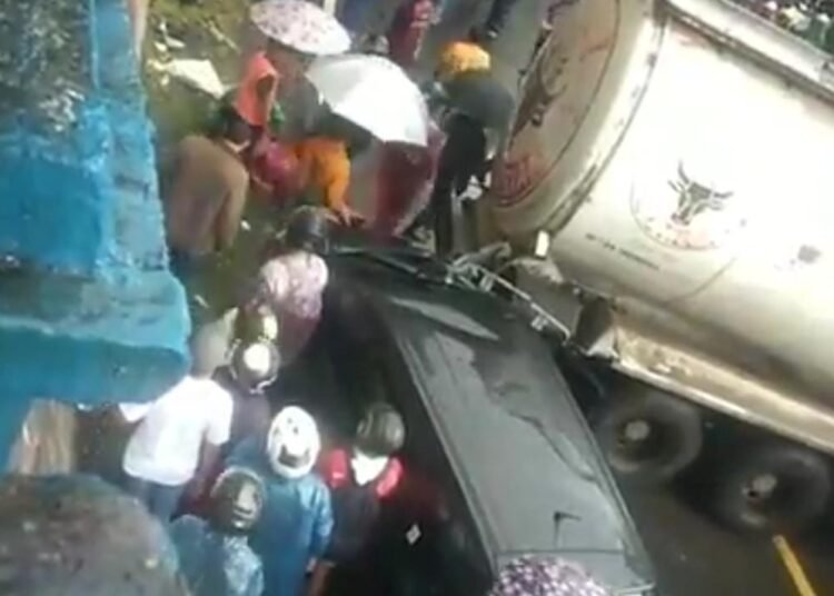 Kecelakaan di Jalan Padang-Bukittinggi, Minggu (16/2) sore.