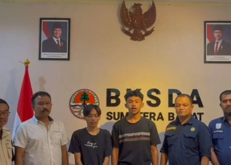 Tangkapan layar dua pemandu liar Gunung Marapi (baju hitam) menyampaikan permohonan maaf kepada publik di Kantor BKSDA Provinsi Sumbar.