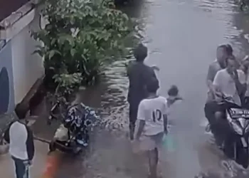 Viral Ayah Banting Anak Balita ke Jalan yang Digenangi Banjir