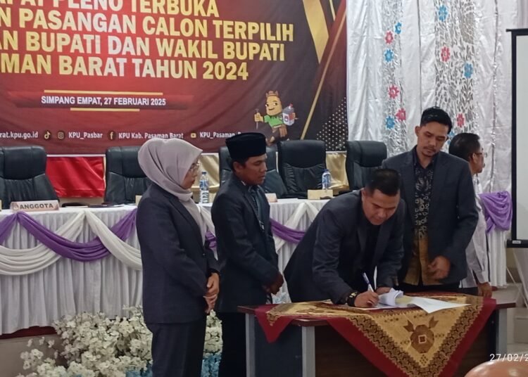 Penetapan bupati dan wakil bupati terpilih di Kantor KPU Kabupaten Pasaman Barat, Sumatera Barat, pada Kamis (27/2/2025).