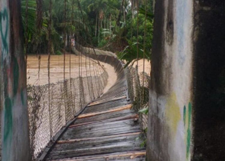 Jembatan Tapian Sudang Nagari Sijunjung terdampak banjir, Kamis (27/2).