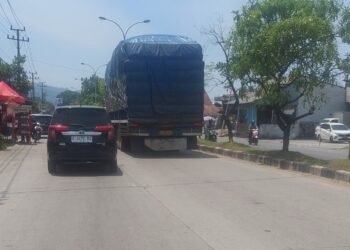 Pengendara Keluhkan Truk Kelebihan Muatan Lalu-lalang Masuk Kota Padang, Minta Aparat Bertindak