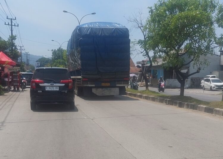 Truk melintas di Jalan Indarung-Lubek Begalung, Kecamatan Lubuk Kilangan, Kota Padang