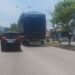 Pengendara Keluhkan Truk Kelebihan Muatan Lalu-lalang Masuk Kota Padang, Minta Aparat Bertindak