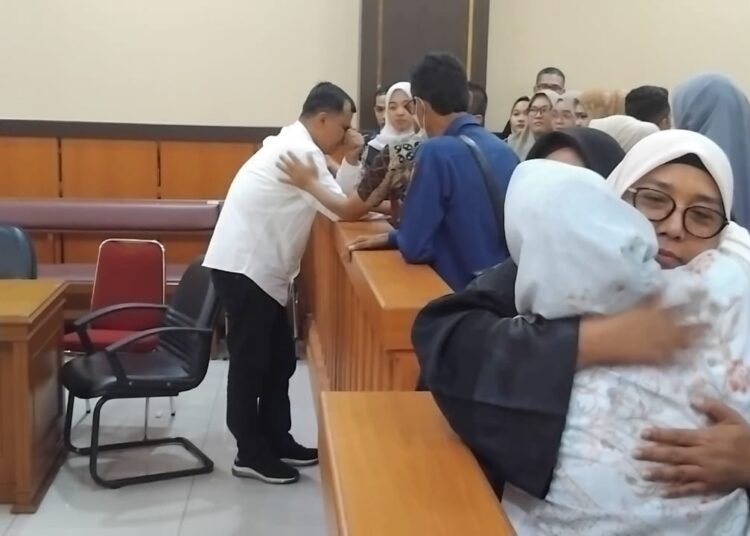 Doni Rahmat Samulo usai divonis bebas oleh Hakim Pengadilan Negeri Kelas I A Padang (Foto: Sumbarkita/Habil)