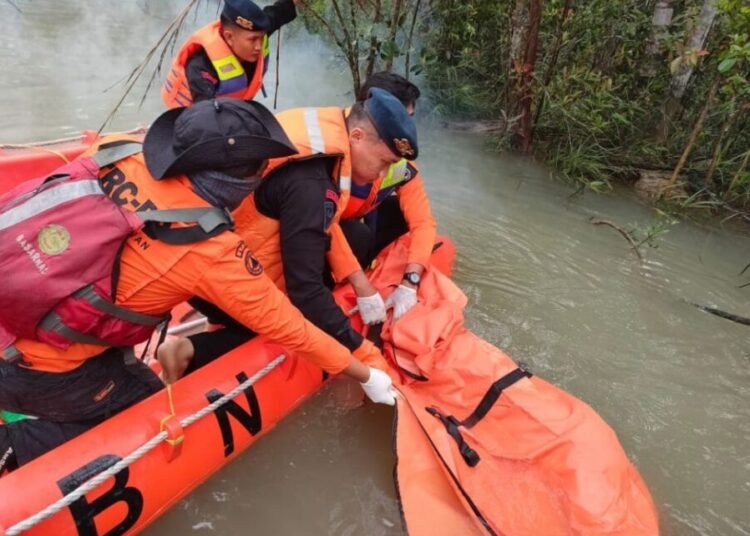 Proses evakuasi korban tenggelam akibat truk terjun ke sungai di Pelalawan Riau. Foto: Media Center Riau