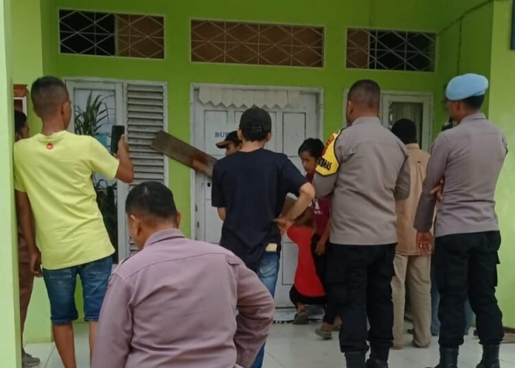 Sekitar 250 orang warga Nagari Koto Rawang, Kecamatan IV Jurai, Pesisir Selatan, berdemonstrasi ke kantor wali nagari setempat dan menyegel kantor tersebut pada Selasa (4/2) pukul 11.00 WIB. Foto: IST