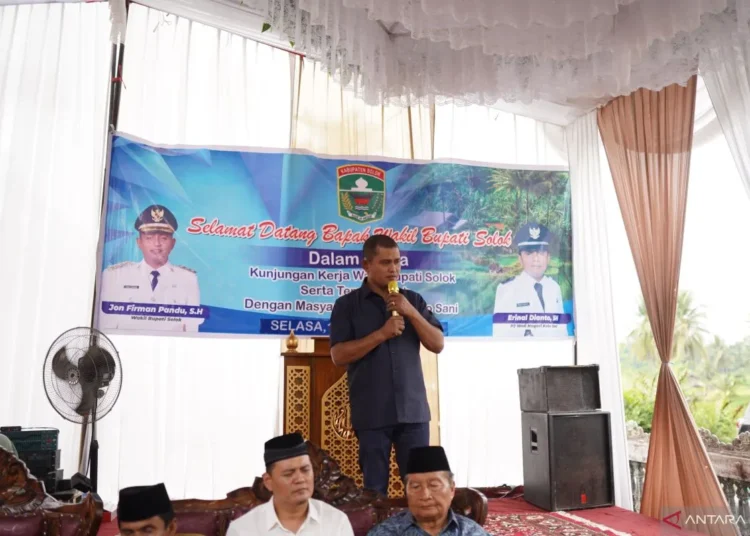 Wakil Bupati (Wabup) Solok Jon Firman Pandu saat melaksanakan kunjungan kerja dan temu ramah bersama masyarakat di Jorong Padang Balimbiang Nagari Koto Sani, Kabupaten Solok, Sumbar. (Diskominfo Solok)