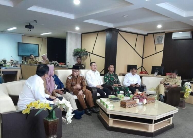 Wakil Wali Kota Bukittinggi Ibnu Asis bersama Tim Pengendali Inflasi Daerah (TPID), mengikuti Rapat Koordinasi (Rakor) Pengendalian Inflasi, Senin (24/2/2025). Foto : TPID