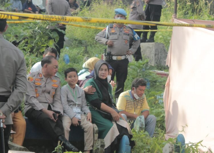 Foto: Kapolda Sumbar Irjen Pol. Suharyono bersama Keluarga Afif Maulana saat prosesi autopsi ulang Jenazah AM pada (8/8/2024) lalu. (Foto: Habil/Sumbarkita)