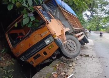 Kecelakaan di Jalan Padang-Solok, Truk Rem Blong Tabrak Tebing di Sitinjau Lauik