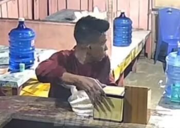 Aksi Pria Maling Kotak Amal di Warung Makan di Pariaman Terekam CCTV