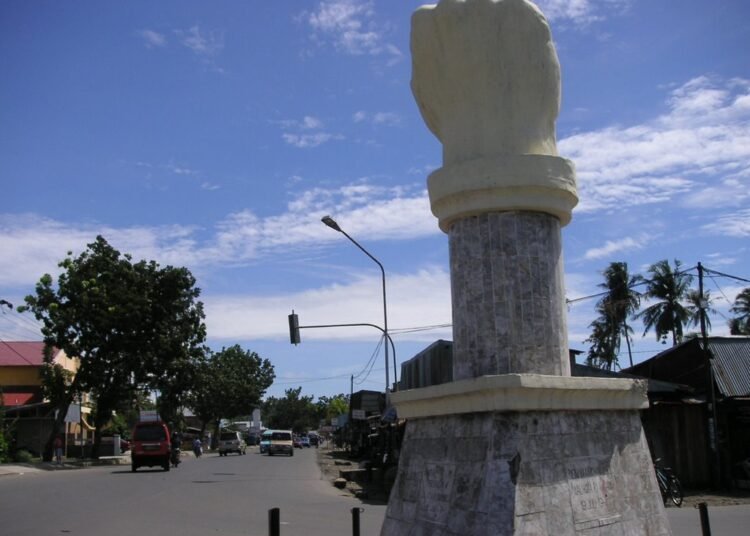 Monumen Simpang Tinju di Kota Padang (foto: goodnewsfromindonesia)