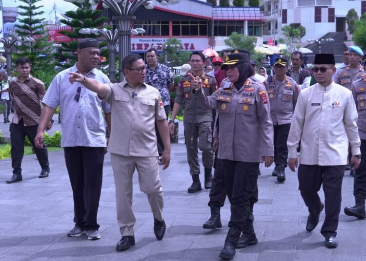 Wali Kota Bukittinggi, Ramlan Nurmantias dan Wakil Wali Kota Bukittinggi, Ibnu Asis meninjau pedestrian Jam Gadang pada Jumat (14/3). (foto: Diskominfo Bukittinggi).