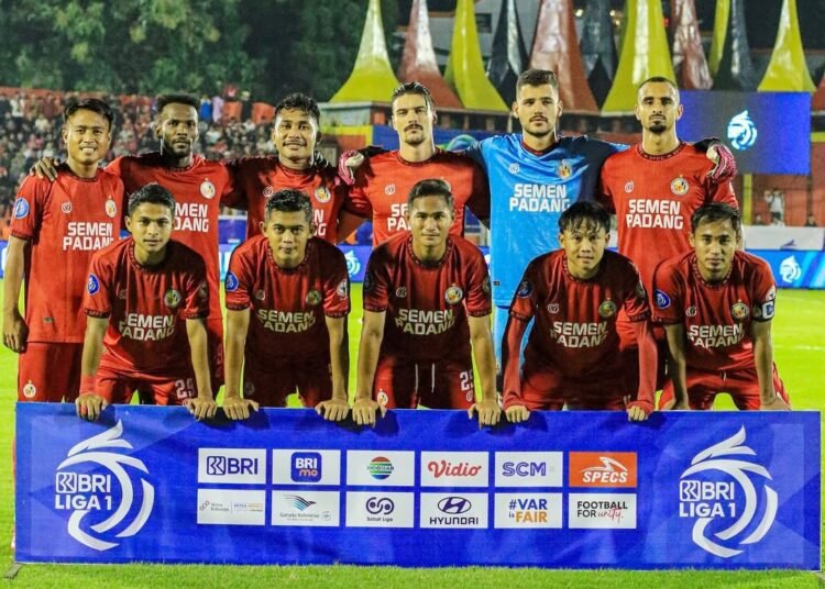 Semen Padang FC terpaksa turun ke zona degradasi BRI Liga 1 Indonesia setelah Persis Solo menang atas Borneo FC, Minggu (2/3). Foto: Habil/Sumbarkita