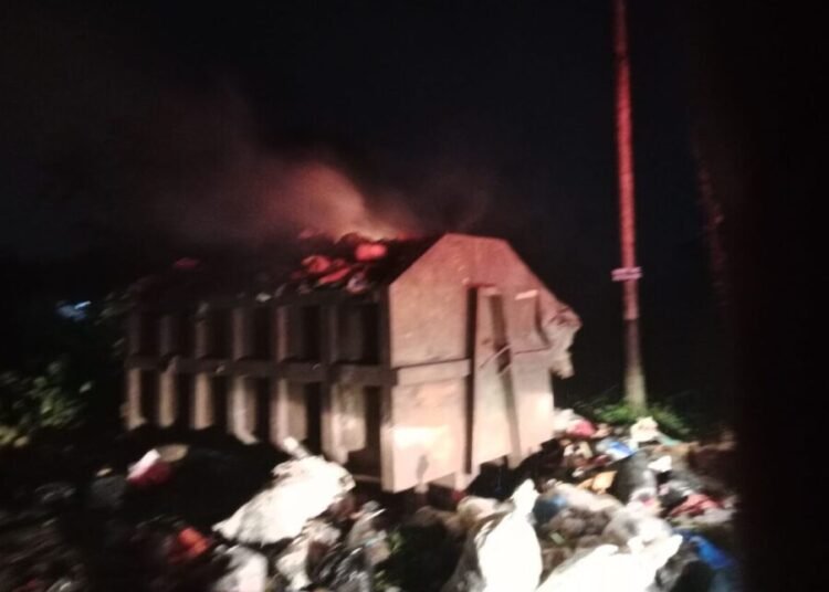 Foto: Kontainer bak sampah milik Dinas Lingkungan Hidup Kota Padang diduga dibakar oleh orang tak dikenal, Jumat (7/3).