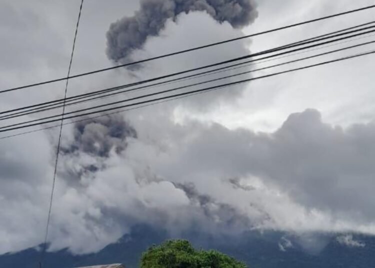 Erupsi Gunung Marapi pada Sabtu (8/3) pagi.