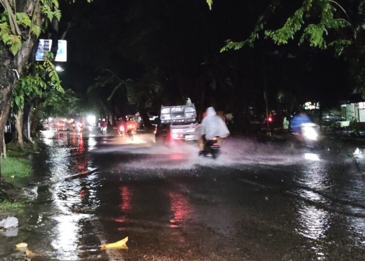 Genangan air di Jalan Sisingamangaraja, Padang Timur Kota Padang (Foto: Habil Ramanda/Kabarminang.com).