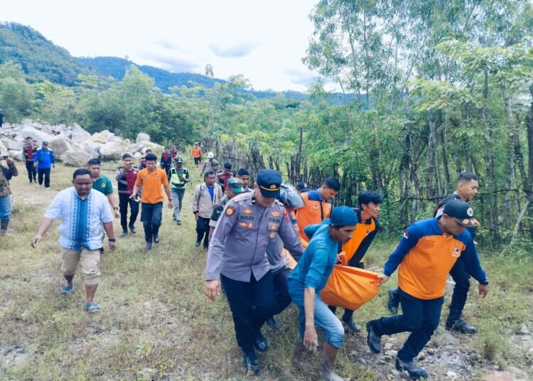 Personel BPBD Sawahlunto dan polisi membawa mayat korban yang ditemukan di danau bekas galian tambang batu bara PT Pama di Dusun Bukit Sibanta, Desa Sikalang, Kecamatan Talawi, Kota Sawahlunto, Sabtu (8/3). Foto: IST