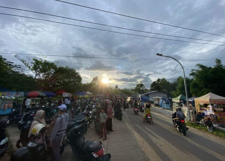 Warga Kota Payakumbuh ngabuburit sambil berburu kuliner dan takjil.