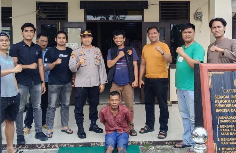 Terduga pelaku saat diamankan di Mapolsek Kinali Pasaman Barat, Sabtu (1/3). Foto: Polres Pasaman Barat.