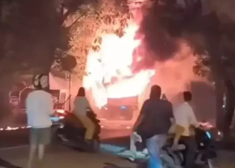 Truk yang membawa puluhan sepeda motor terbakar di Jalan Raya kawasan Desa Aek Batu, Kecamatan Torgamba, Kabupaten Labuhanbatu Selatan (Labusel), Minggu (2/3/2025) dini hari. Foto: tangkapan layar video di medsos.