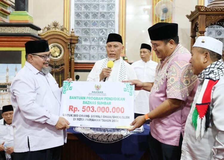 Wali Kota Pariaman Yota Balad menerima bantuan dari Pemprov Sumbar pada Jumat (14/3). (foto: Pemko Pariaman).