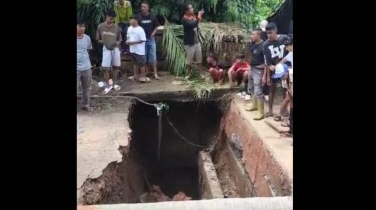 Jalan alternatif penghubung Sumbar-Jambi di jembatan Sungai Bungo, Desa Teluk Kayu Putih, Kecamatan VII Koto, Kabupaten Tebo, amblas pada Rabu (5/3) sekitar pukul 11.00 WIB. Foto: IST