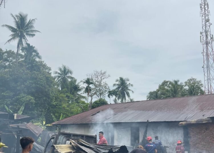 Kebakaran di kawasan Simpang Jagung, Kecamatan Pariaman Selatan, Kota Pariaman pada Minggu (30/3) siang.