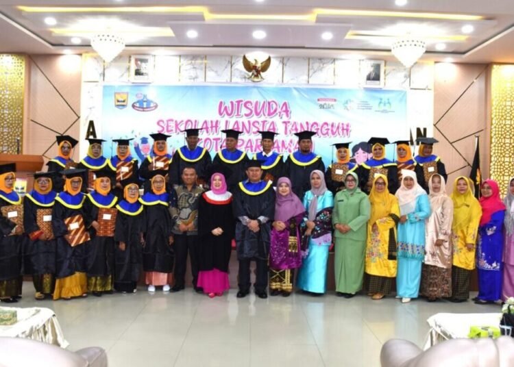 Pemerintah Kota (Pemko) Pariaman mengadakan wisuda 60 warga lanjut usia (lansia) yang menyelesaikan Sekolah Lansia di Aula Balai Kota Pariaman, Kamis (9/1).