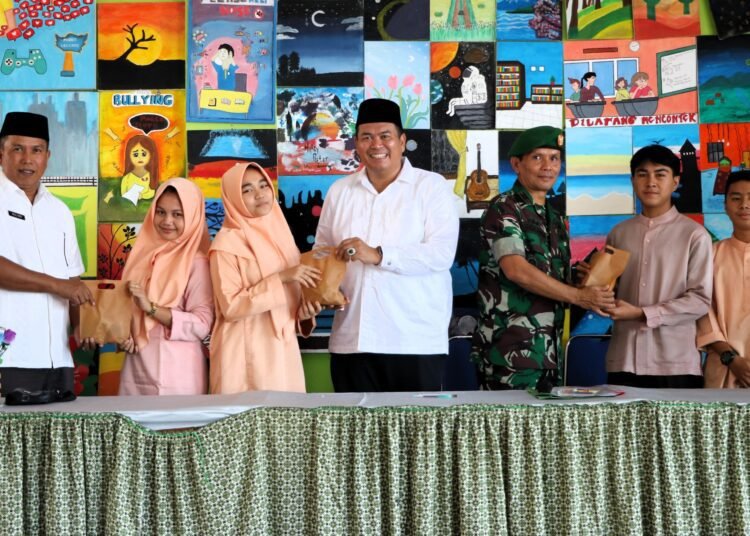 Wali Kota Pariaman menyerahkan makanan bergizi gratis kepada siswa secara simbolis, Jumat (7/3).