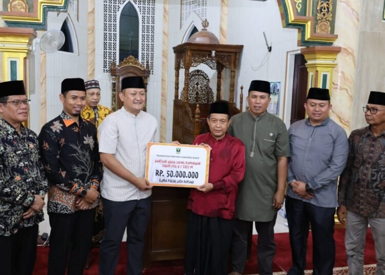 TSR Pemprov Sumbar menyerahkan bantuan Rp50 juta.