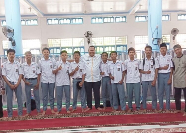 Wali Kota Pariaman, Yota Balad bersama para siswa saat menghadiri Pesantren Ramadan pada Senin (10/3). (foto: Diskominfo Pariaman).