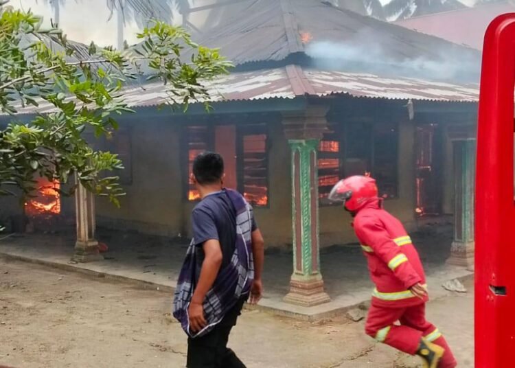 Kebakaran di Korong Panggia-Panggia Nagari Limpato Sungai Sariak, Padang Pariaman pada Jumat (21/3) pagi.