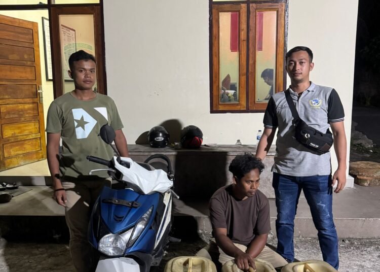 Salah satu terduga pelaku dan BBM yang berhasil diamankan Satreskrim Polres Agam.