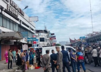 Petugas Tertibkan Lapak PKL yang Bikin Pasar Raya Padang Semrawut