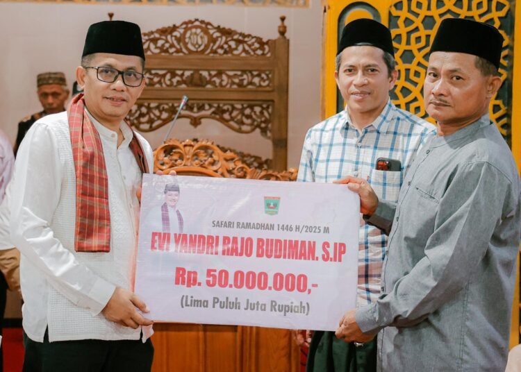 Wakil Ketua DPRD Sumbar, Evi Yandri Rajo Budiman, menyerahkan bantuan Rp50 juta kepada pengurus Masjid M. Nur Andalas, Kecamatan Padang Timur, Kota Padang, pada Sabtu (8/3). Foto: DPRD Sumbar