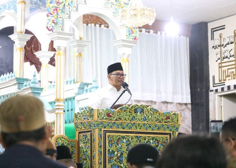 Wali Kota Bukittinggi, Ramlan Nurmatias saat di Masjid Jami’ Agung Tengah Sawah. (foot: Diskominfo Bukittinggi).