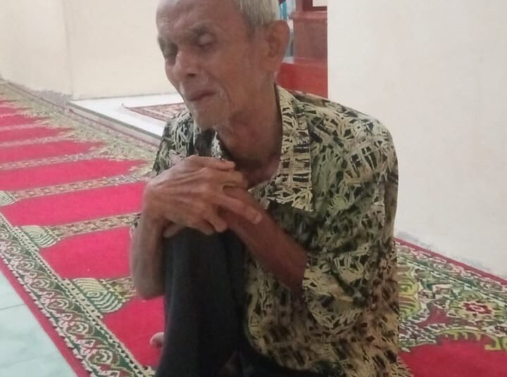 Kakek bernama Indra ditemukan warga dalam keadaan lemas, lalu dibawa ke  Mushalla Nurul Ilahi, Tanah Sirah, Kelurahan Bungus Barat, Kota Padang, pada Kamis (6/3) sore. Foto: IST