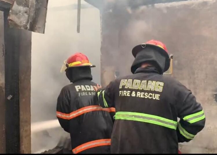 Kebakaran di Padang pada Sabtu (22/3). (foto: Damkar Kota Padang)
