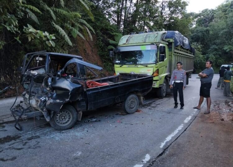 Penampakan pikap ringsek usai kecelakaan di Panorama Dua Sitinjau Lauik, Kota Padang, pada Senin (24/3).