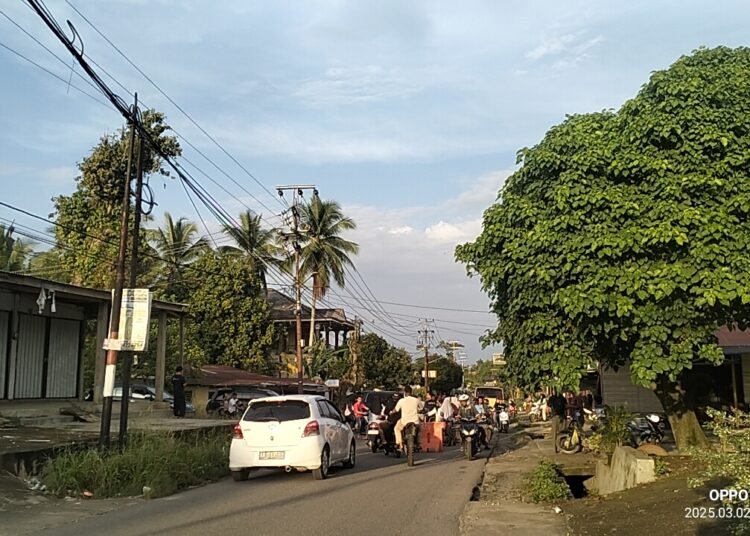 Jalan Alternatif terpantau ramai lancar di Koto Baru, Dharmasraya, Minggu (2/3) sore. Foto: Guspira/Sumbarkita